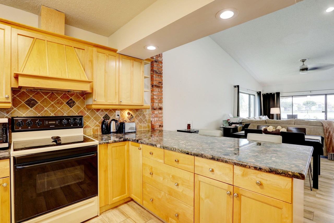 639 Banks Rd - Photo 7 of 44