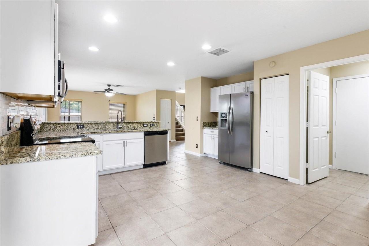1533 Rialto Dr - Photo 3 of 37