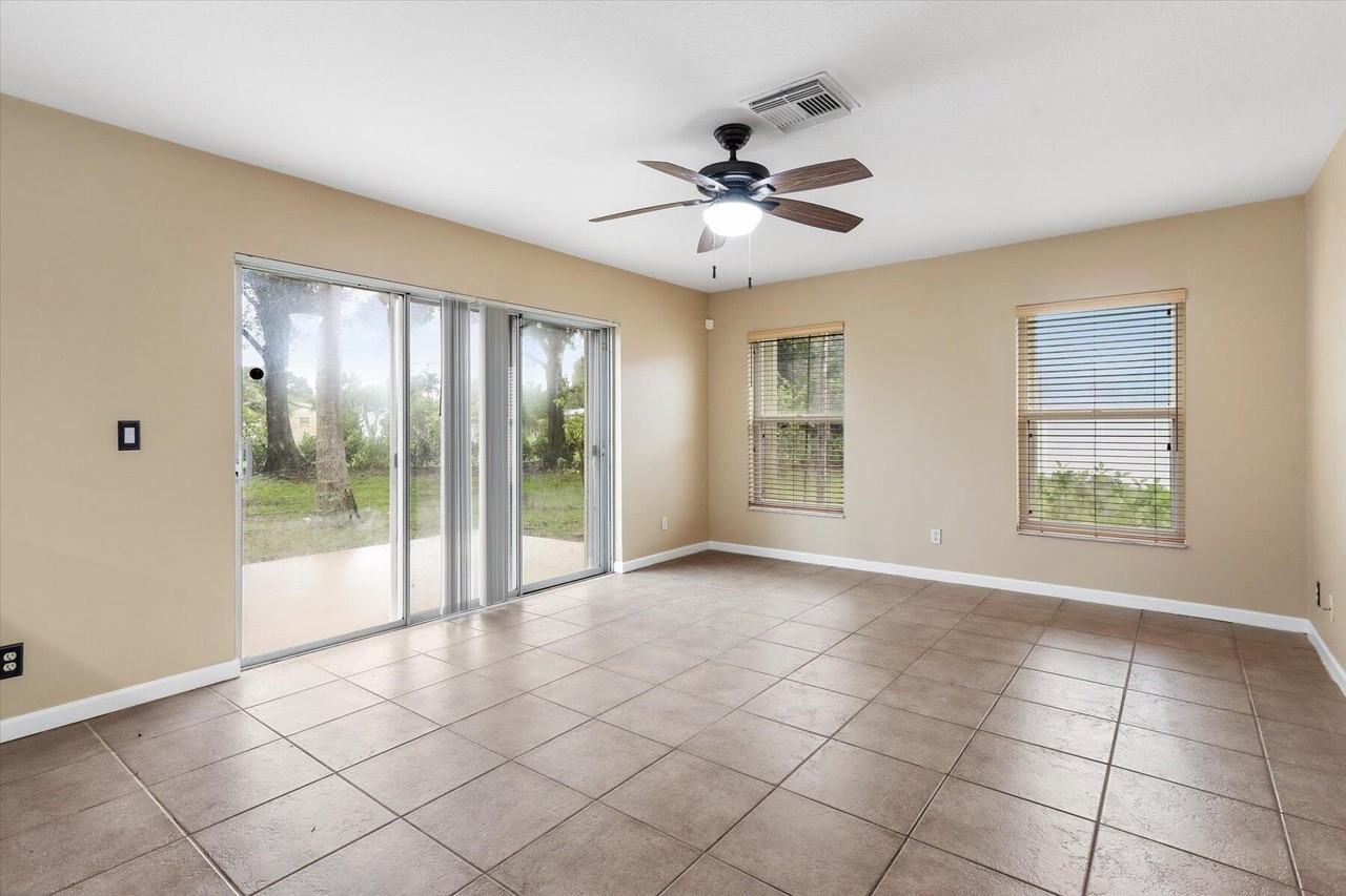 1533 Rialto Dr - Photo 4 of 37