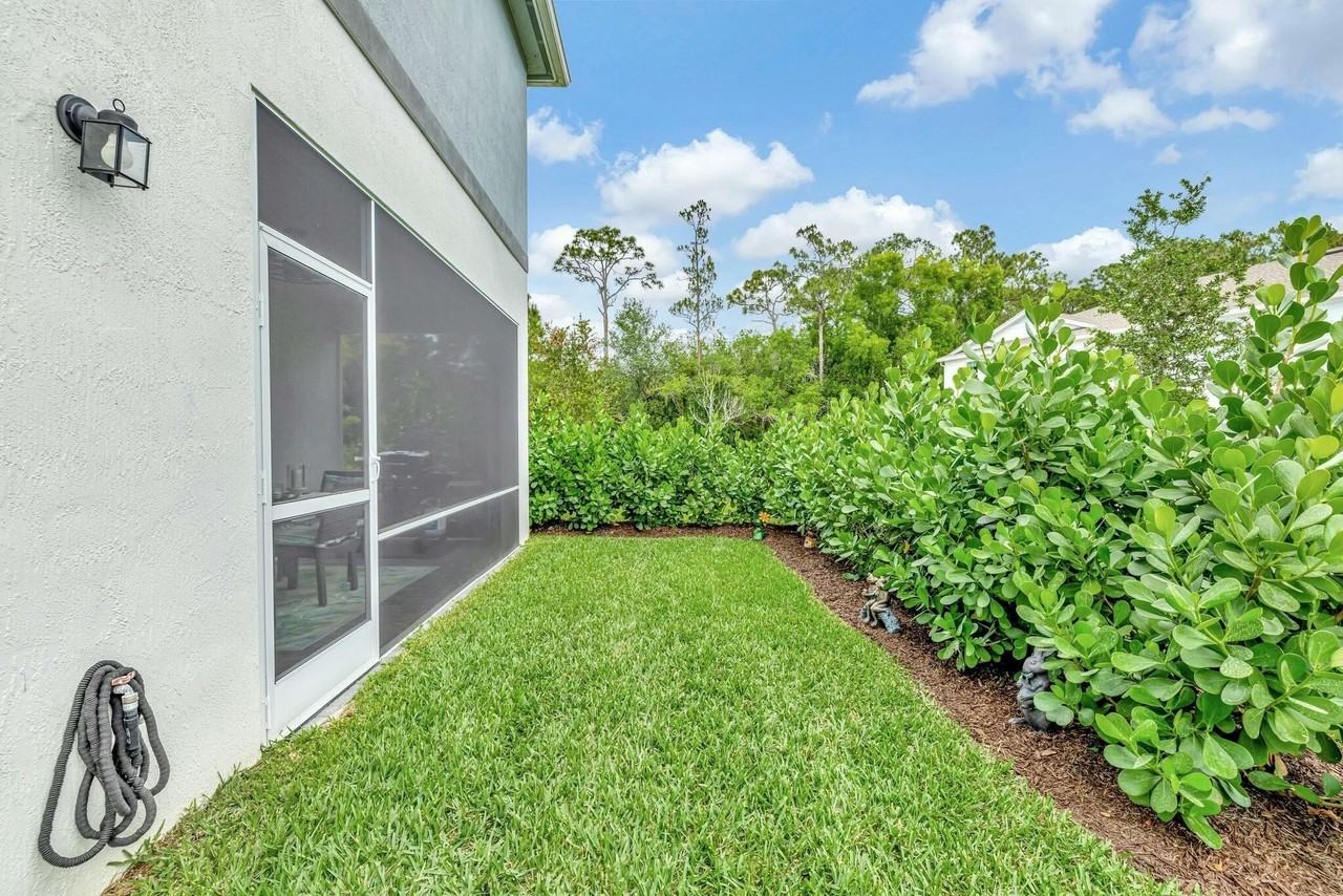 601 Ne Waters Edge Ln - Photo 7 of 50