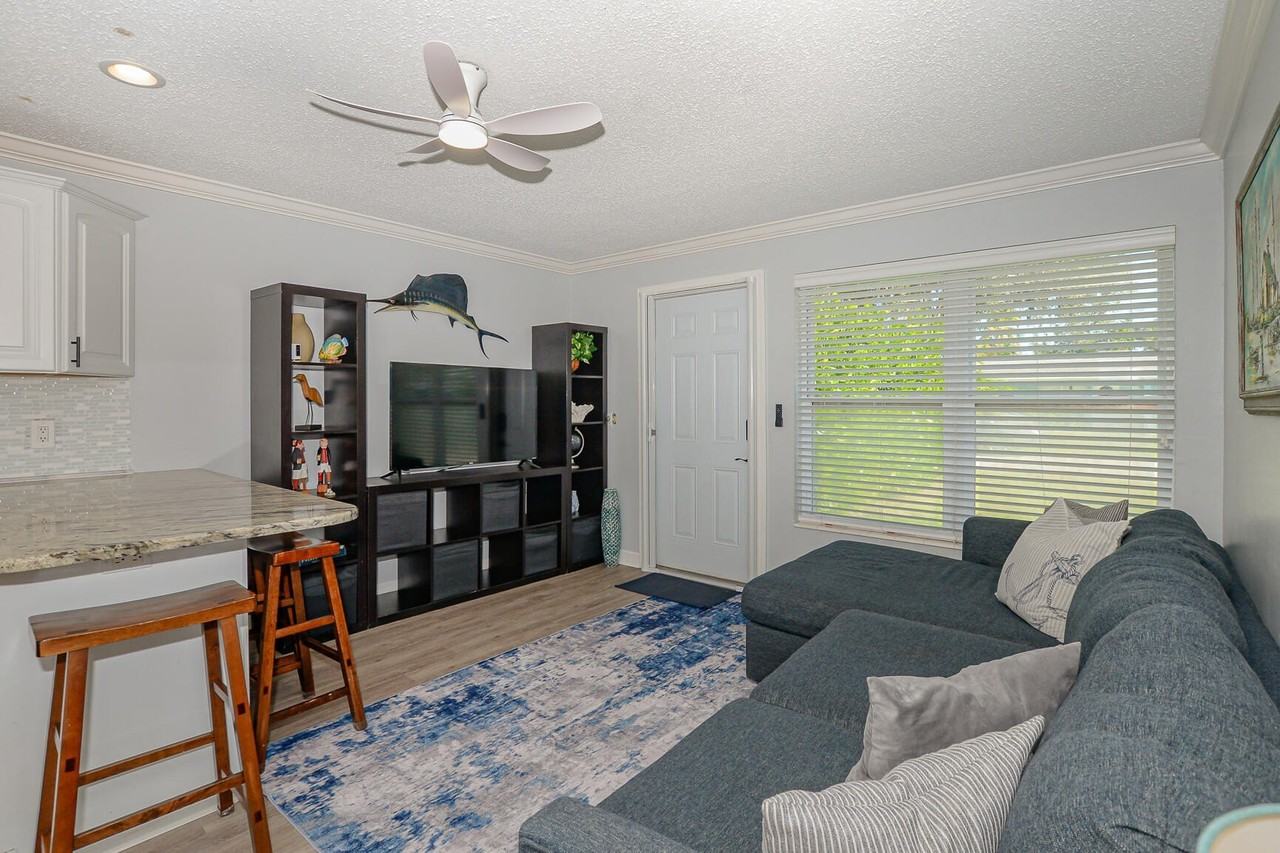 110 Sw Hideaway Pl - Photo 3 of 35