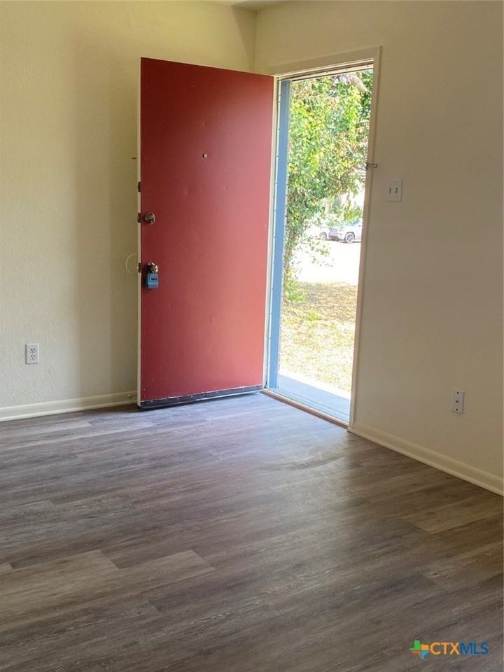 205 W Washington Ave #A - Photo 2 of 5