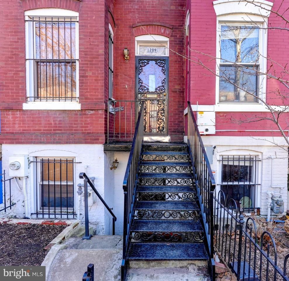 1209 I St Se - Photo 2 of 30