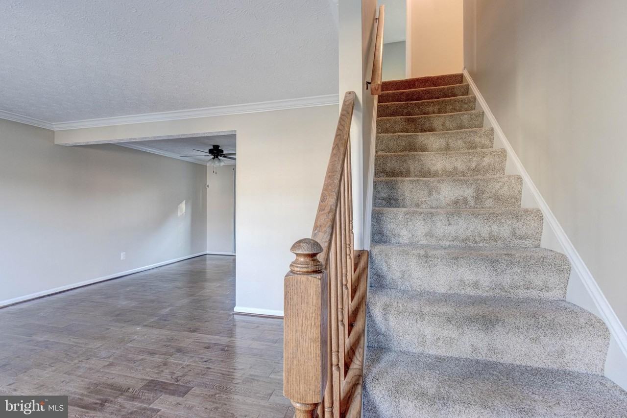 7925 Carriage Dr - Photo 4 of 38