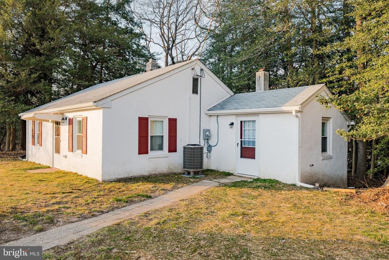 1558 Bay Head Rd - Photo 3 of 33