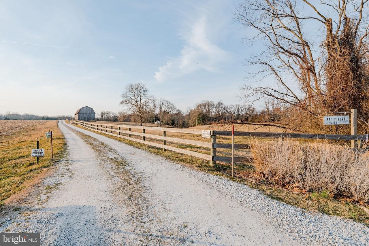 1558 Bay Head Rd - Photo 4 of 33