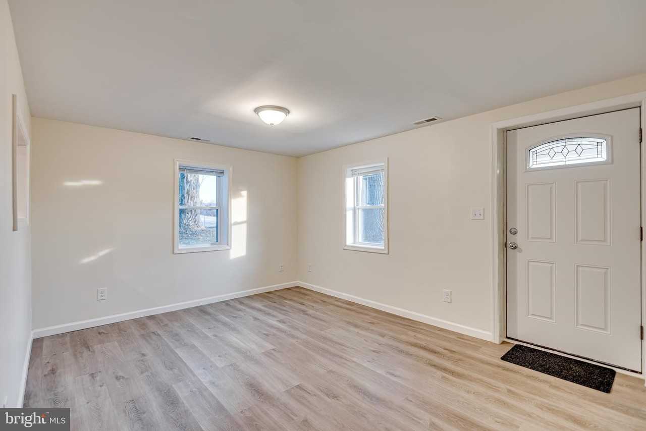 1558 Bay Head Rd - Photo 5 of 33
