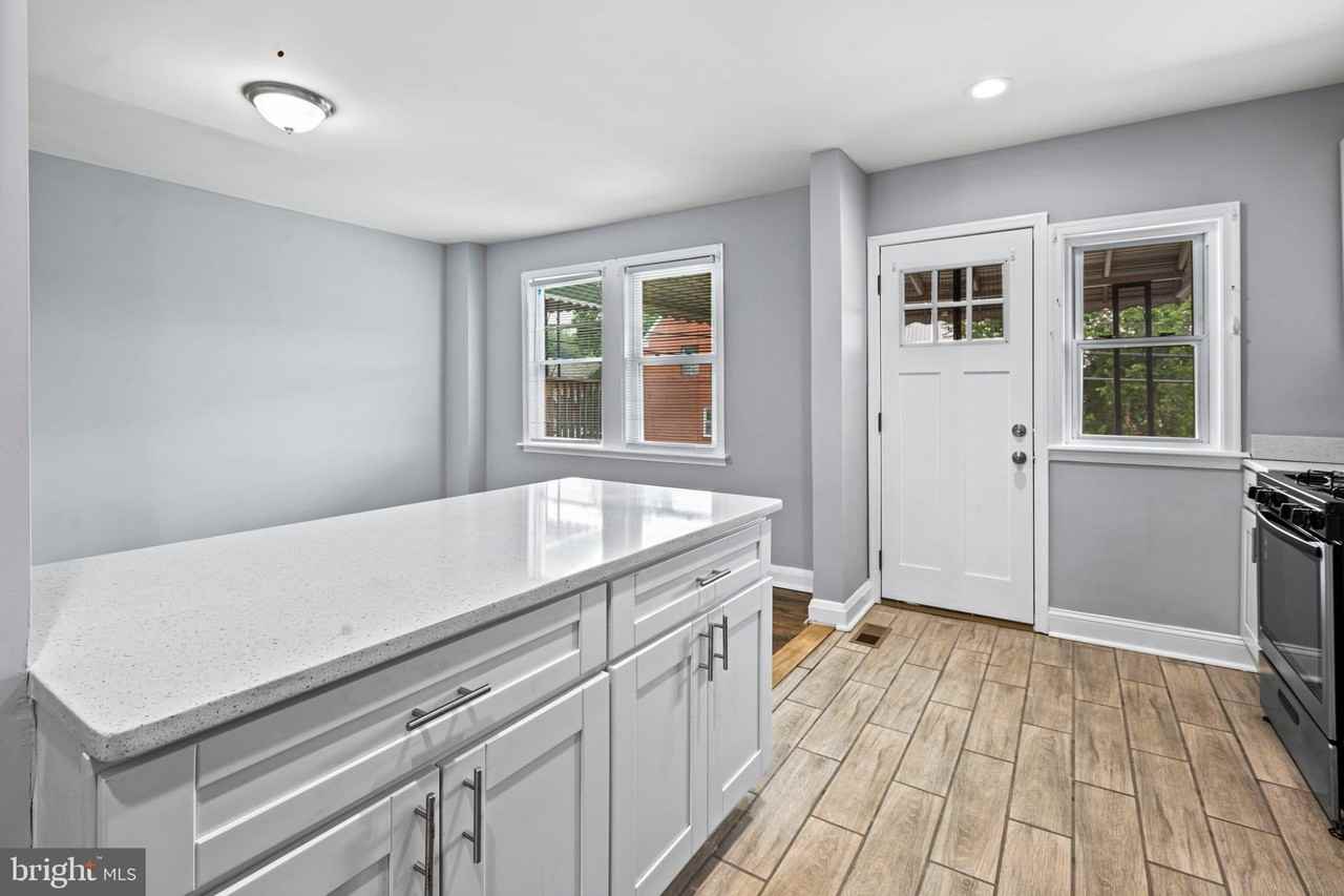 1015 Lyndhurst St - Photo 7 of 35