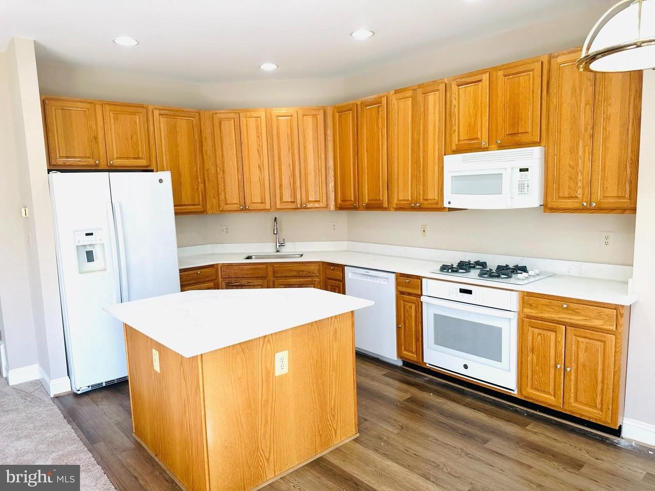 1005 Grand Oak Way - Photo 7 of 17