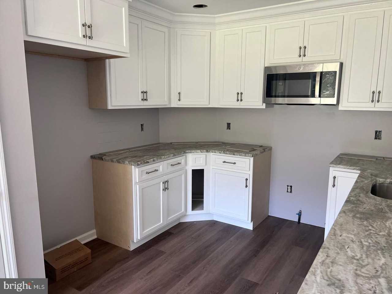 254 S Grand St - Photo 4 of 10