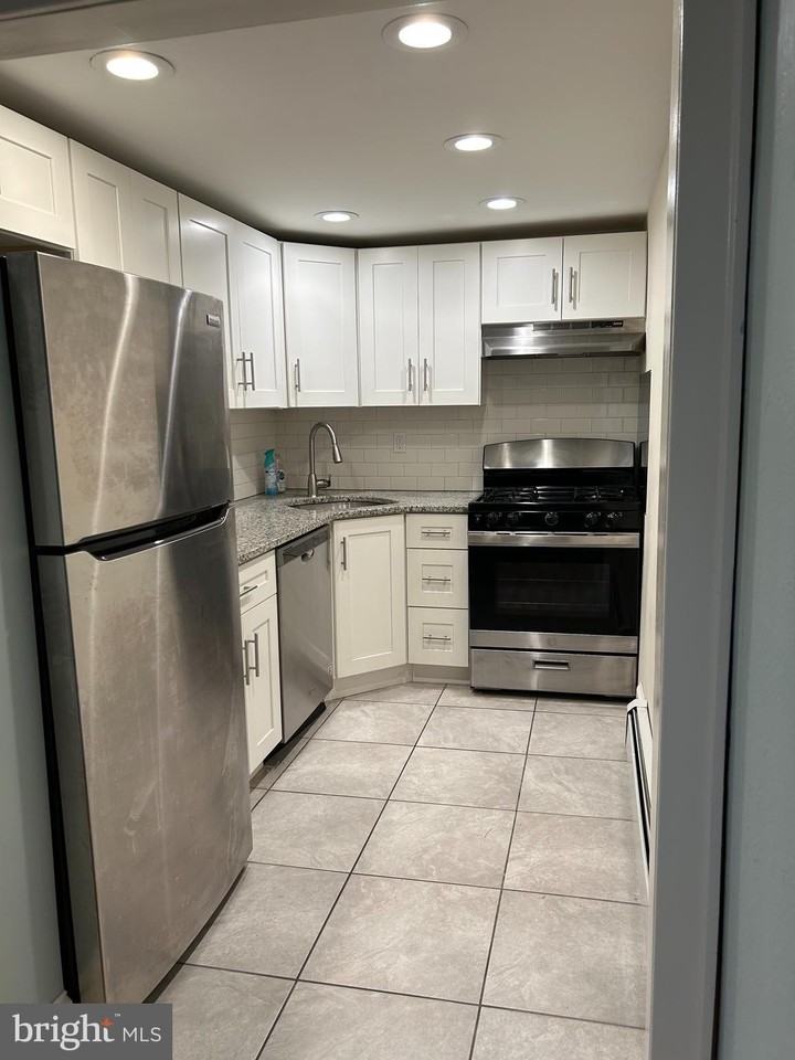 345 Nassau St #6 - Photo 4 of 4