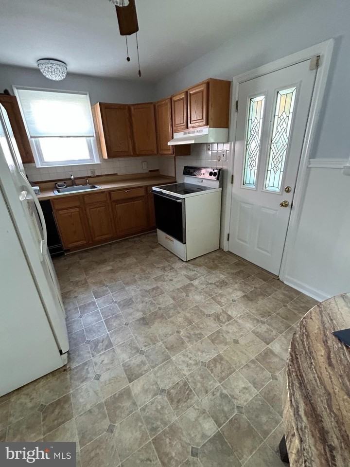 15 E Avon Rd - Photo 3 of 9