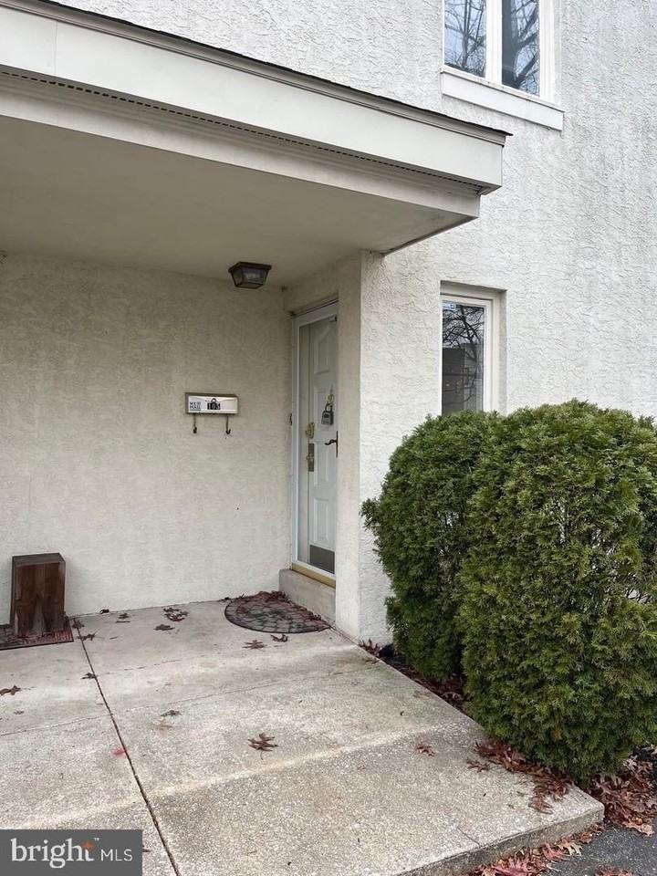105 Montrose Ave #105 - Photo 2 of 21