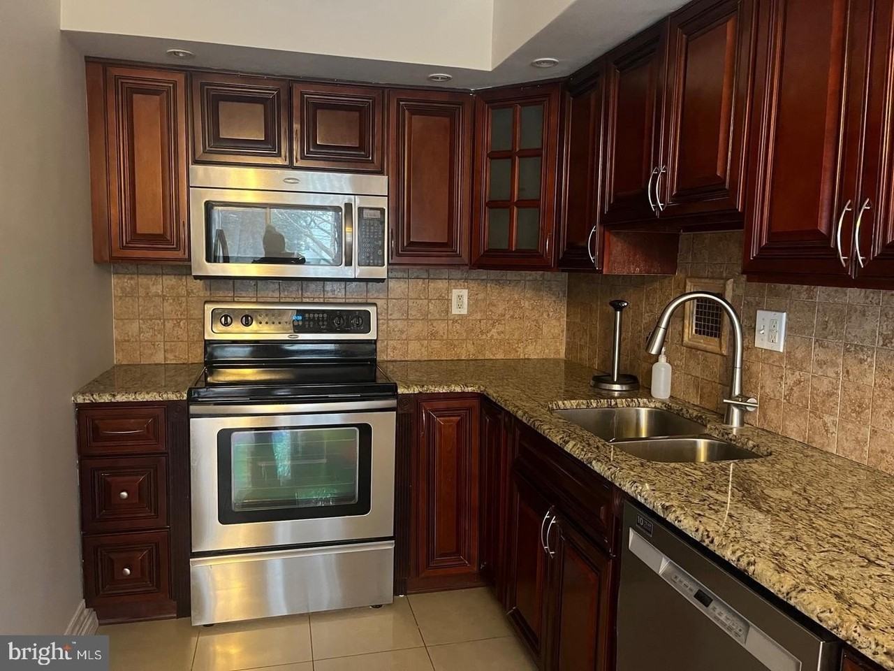 105 Montrose Ave #105 - Photo 7 of 21