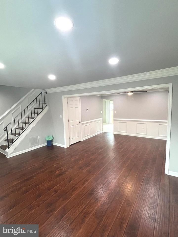 10804 Wall St - Photo 5 of 34