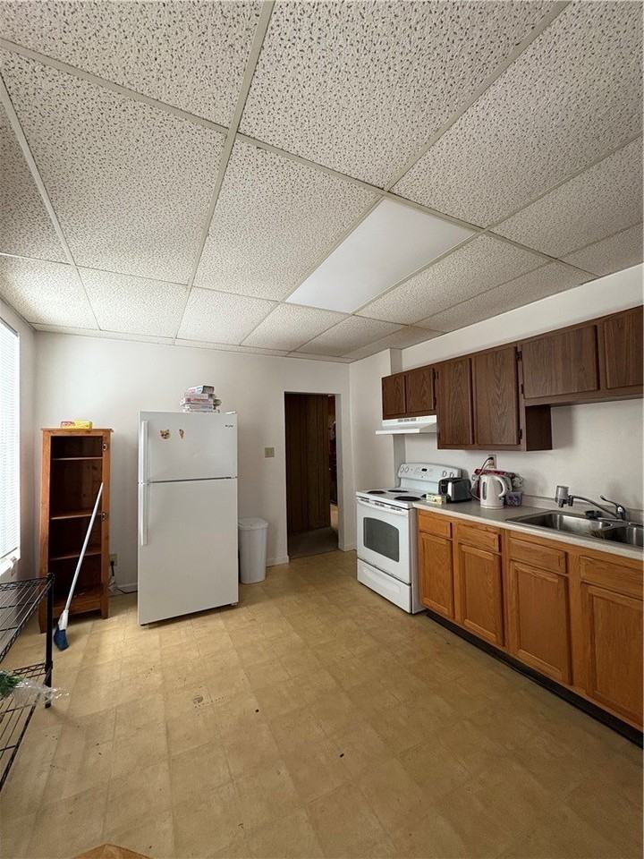 320 Normal Ave - Photo 3 of 7