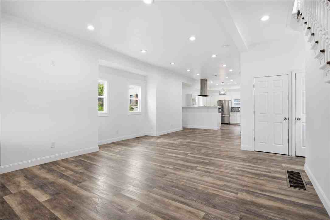720 Mary St - Photo 3 of 11