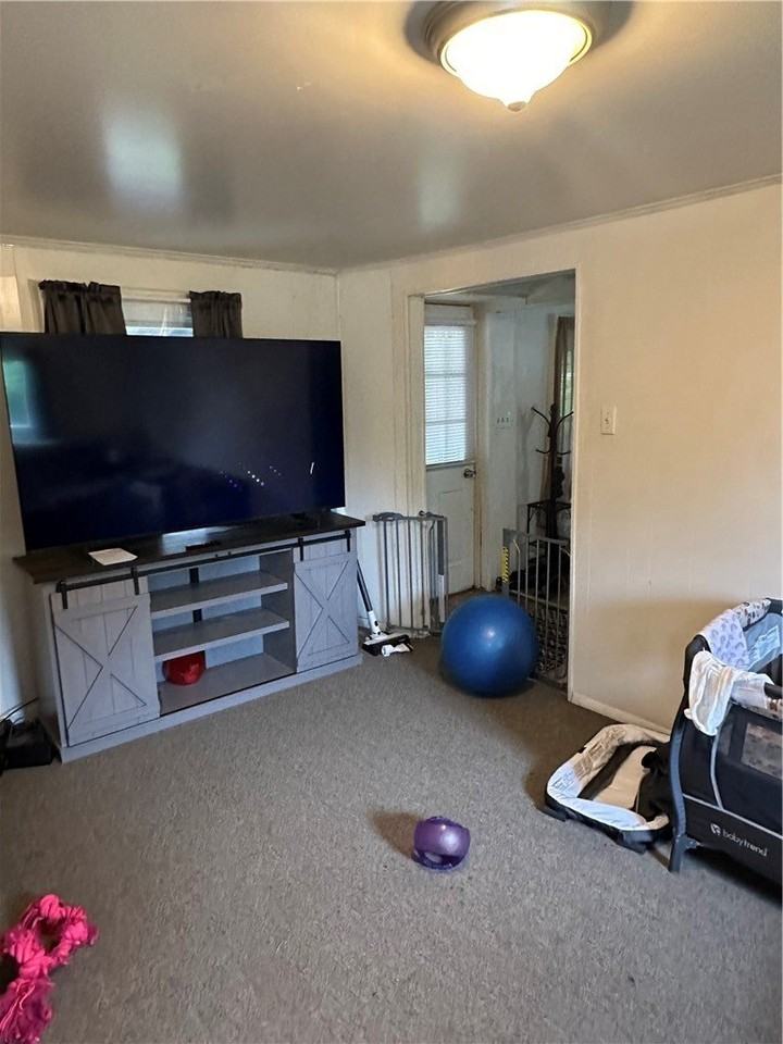 113 Morton Ave - Photo 5 of 15