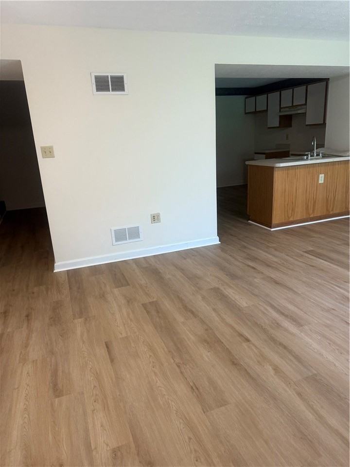 862 Sunset Cir - Photo 4 of 9