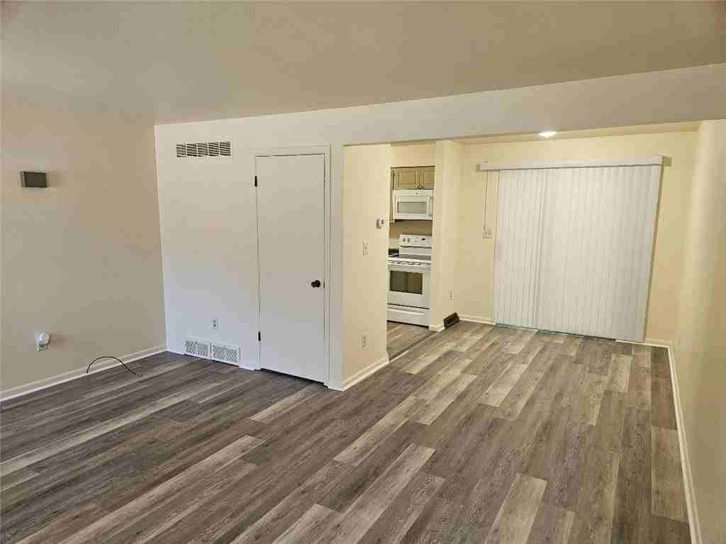 909 Chapel Rd #8 - Photo 3 of 10
