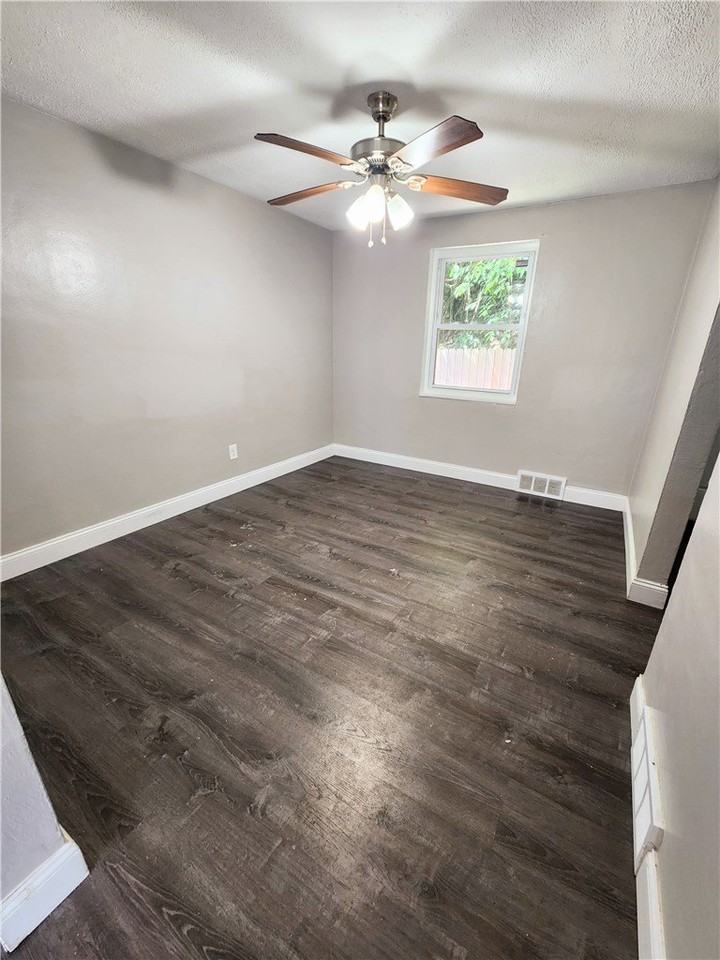 449 Idlewood Rd - Photo 3 of 6