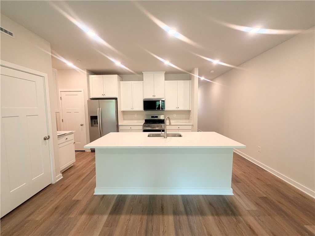 143 Scotland Ln - Photo 4 of 21