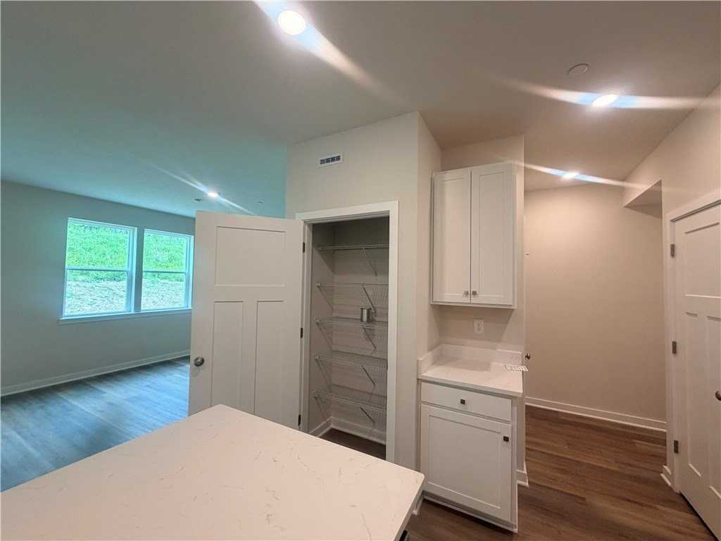 143 Scotland Ln - Photo 6 of 21