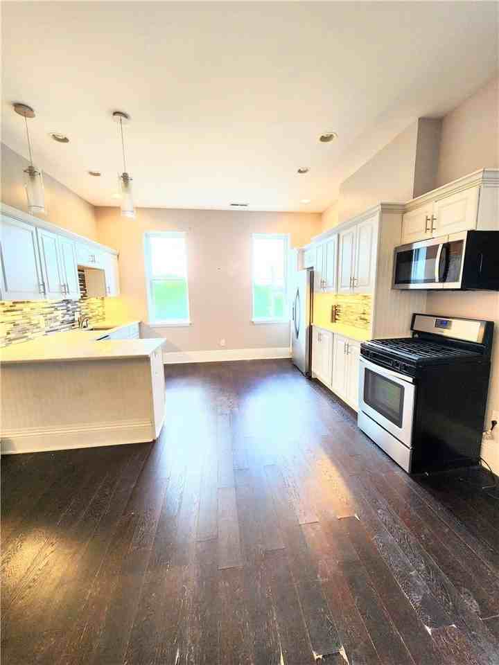 6064 Butler St #2 - Photo 5 of 8