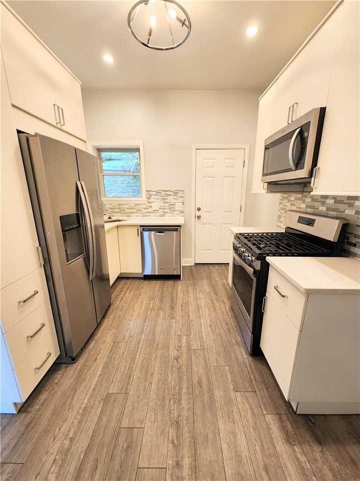 6010 Butler St - Photo 4 of 14