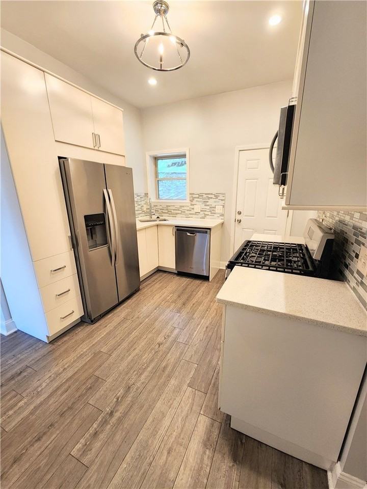 6010 Butler St - Photo 5 of 14