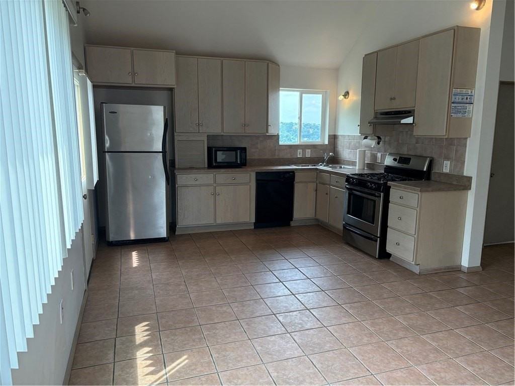 225 Tasso St - Photo 2 of 13