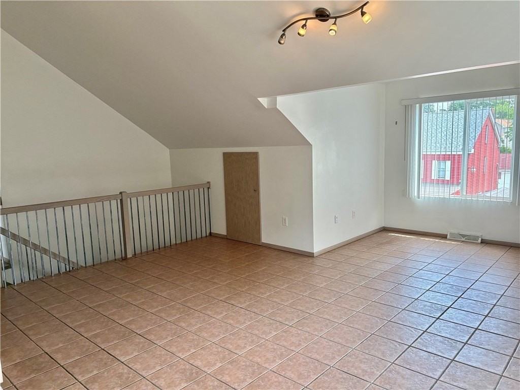 225 Tasso St - Photo 5 of 13