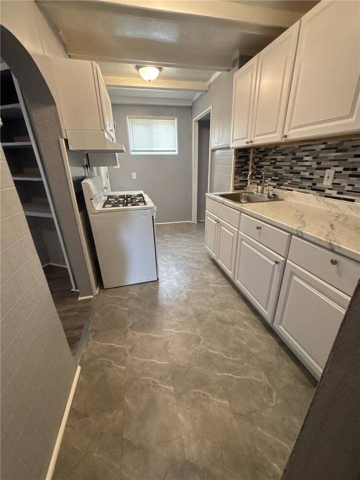 247 Rochelle St - Photo 4 of 25