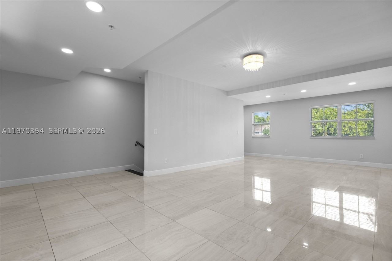 621 Ne 8th Ave #1A - Photo 3 of 50