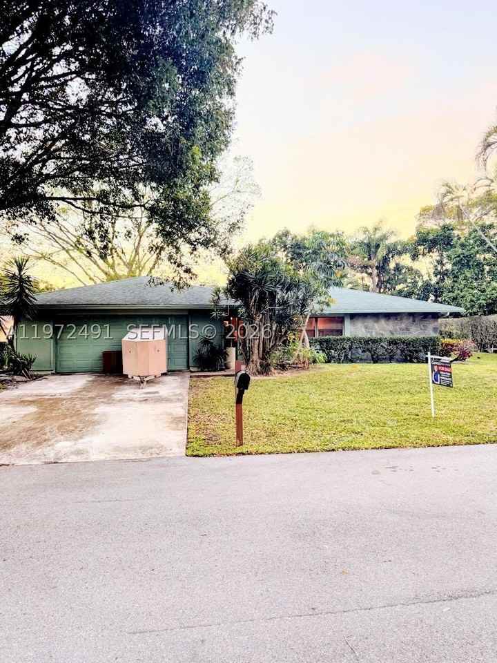 766 Nw 24th Ave - Photo 2 of 37