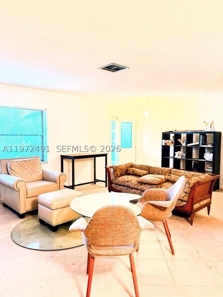 766 Nw 24th Ave - Photo 3 of 37