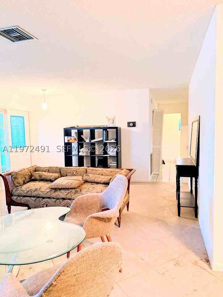 766 Nw 24th Ave - Photo 5 of 37
