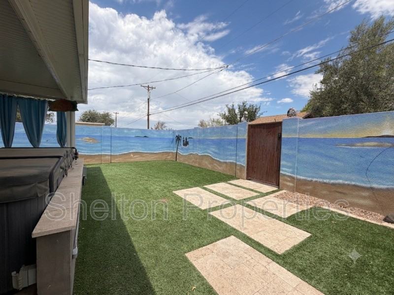 2514 E Fairmount Ave - Photo 3 of 46