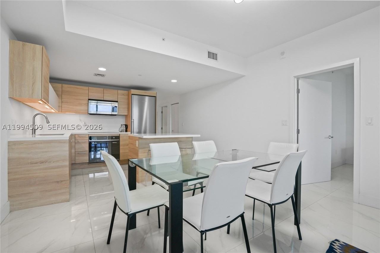 16385 Biscayne Blvd #1402 - Photo 2 of 30