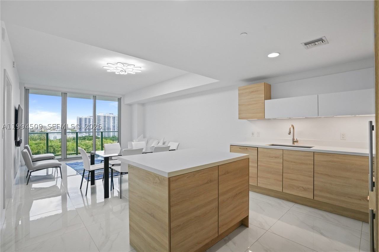 16385 Biscayne Blvd #1402 - Photo 4 of 30