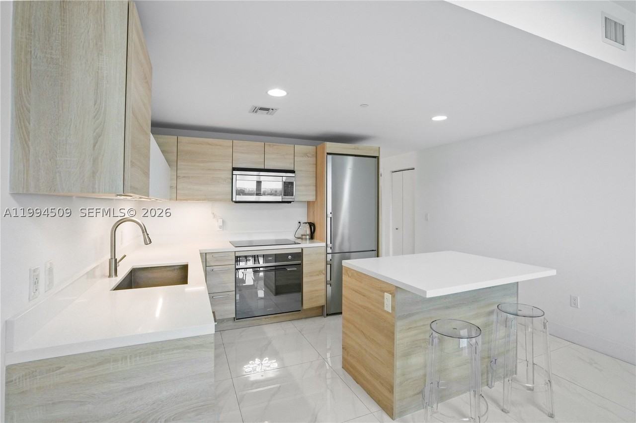 16385 Biscayne Blvd #1402 - Photo 7 of 30