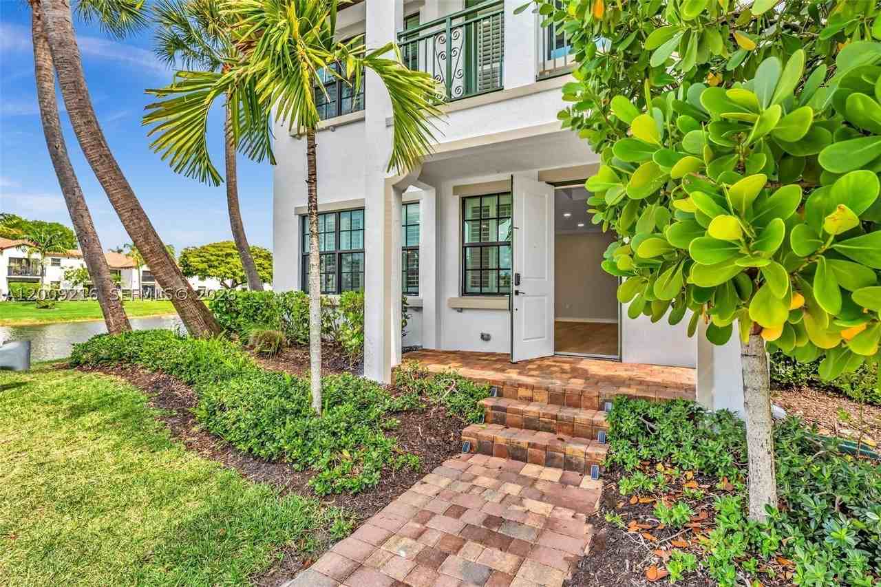 11541 Sw 15th St - Photo 6 of 50