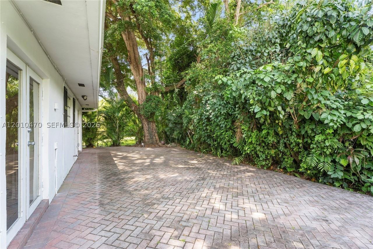 5520 San Vicente St - Photo 3 of 18