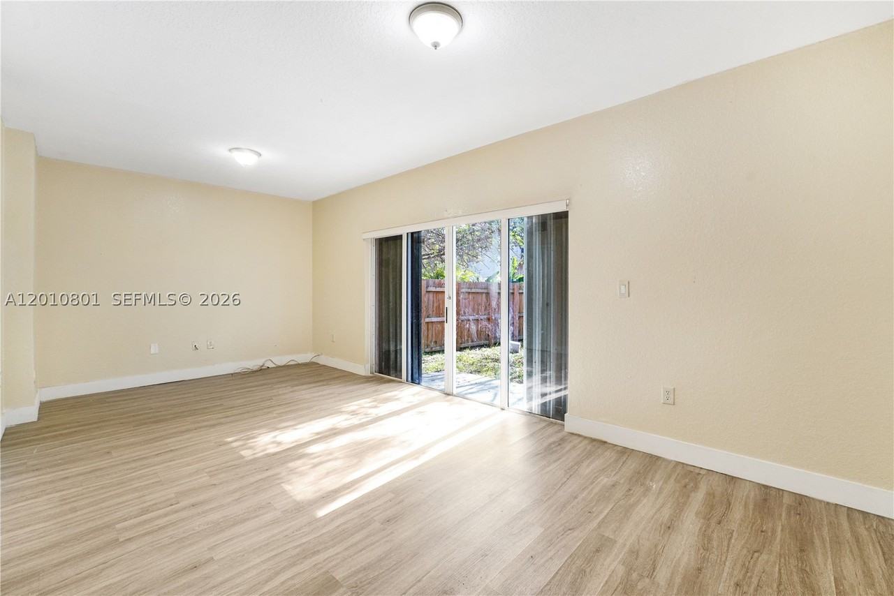 631 Sw 10th St - Photo 4 of 14