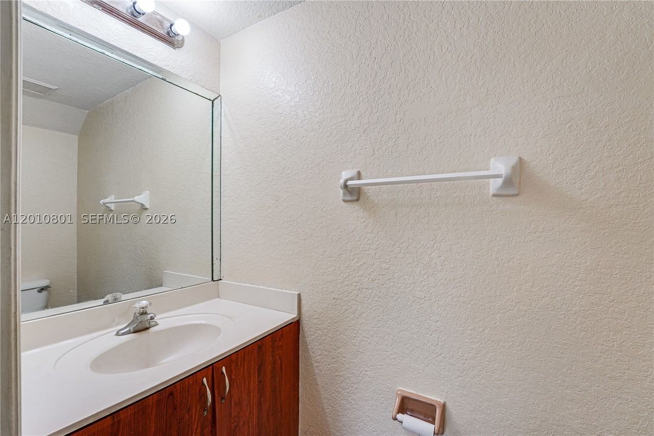 631 Sw 10th St - Photo 6 of 14