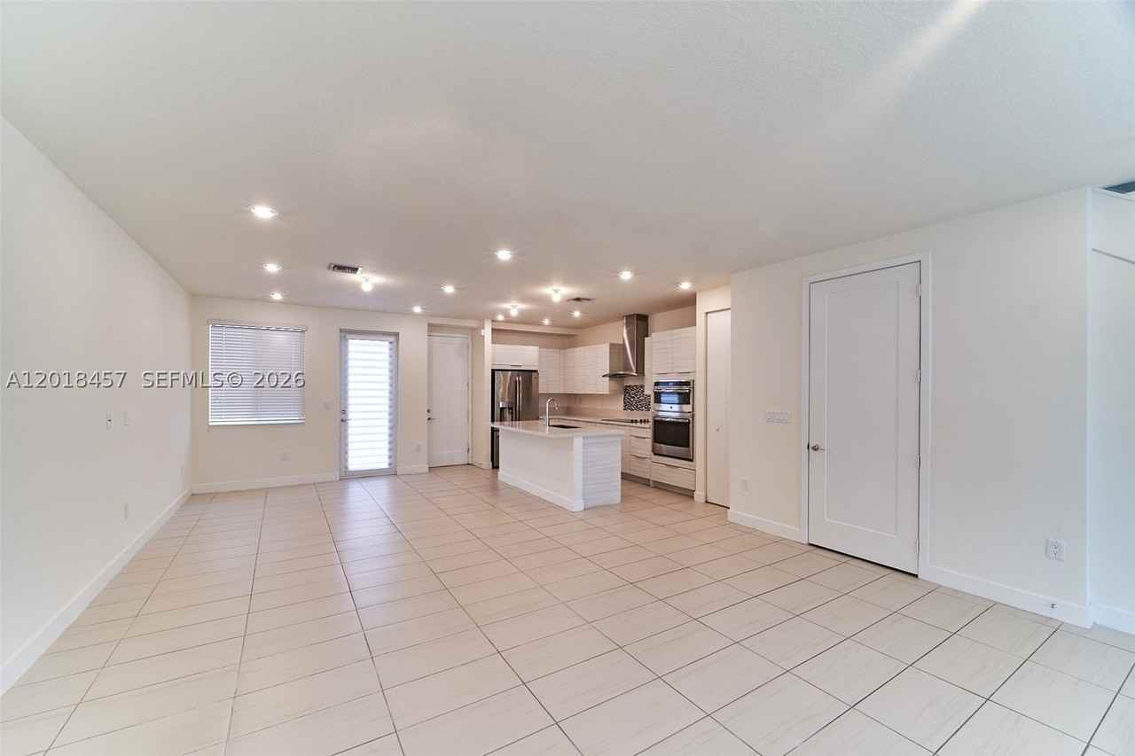 10447 Nw 66th St - Photo 5 of 50