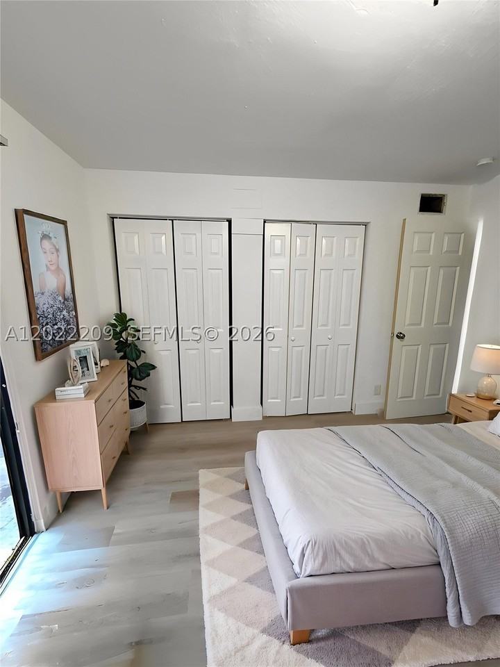 1309 Nw 8th Ave - Photo 3 of 23