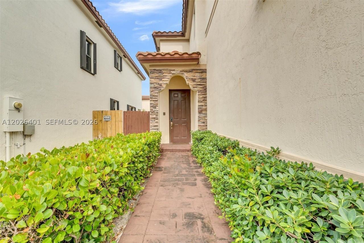 581 Se 34th Ter #0 - Photo 2 of 35