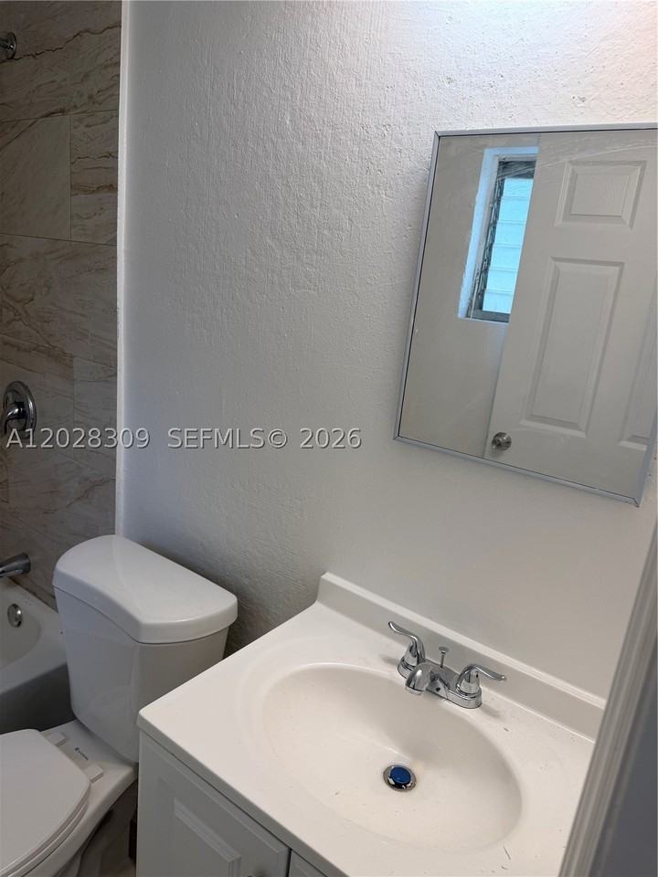 220 Nw 16th Ter #1 - Photo 5 of 5