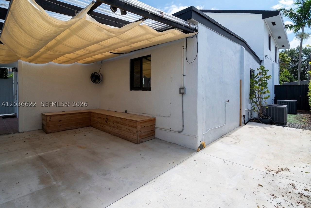 2729 Sw 67th Ave #1 - Photo 5 of 24